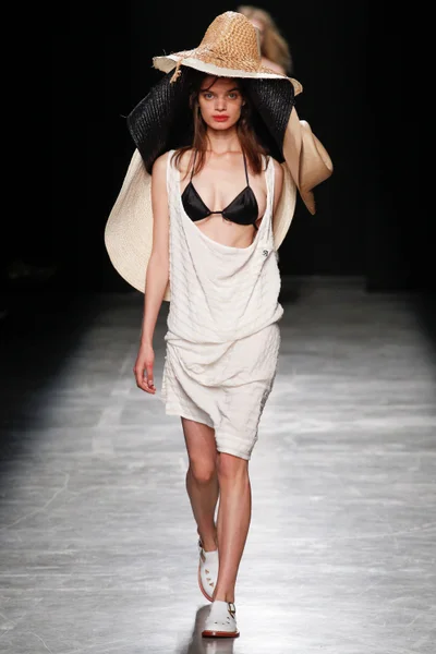 Look 10